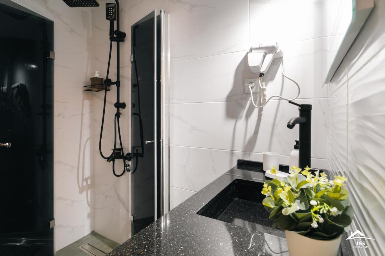 J&S Apartments นิส ภายนอก รูปภาพ